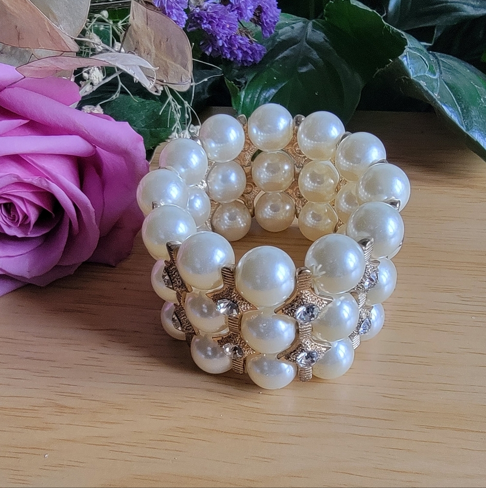 Elegant Faux Pearl and Gold Tone/ Rhinestone Stretch Bracelet